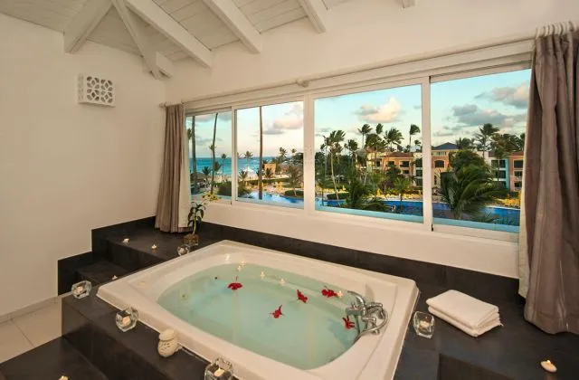 Ocean Blue And Sand Punta Cana suite jacuzzi